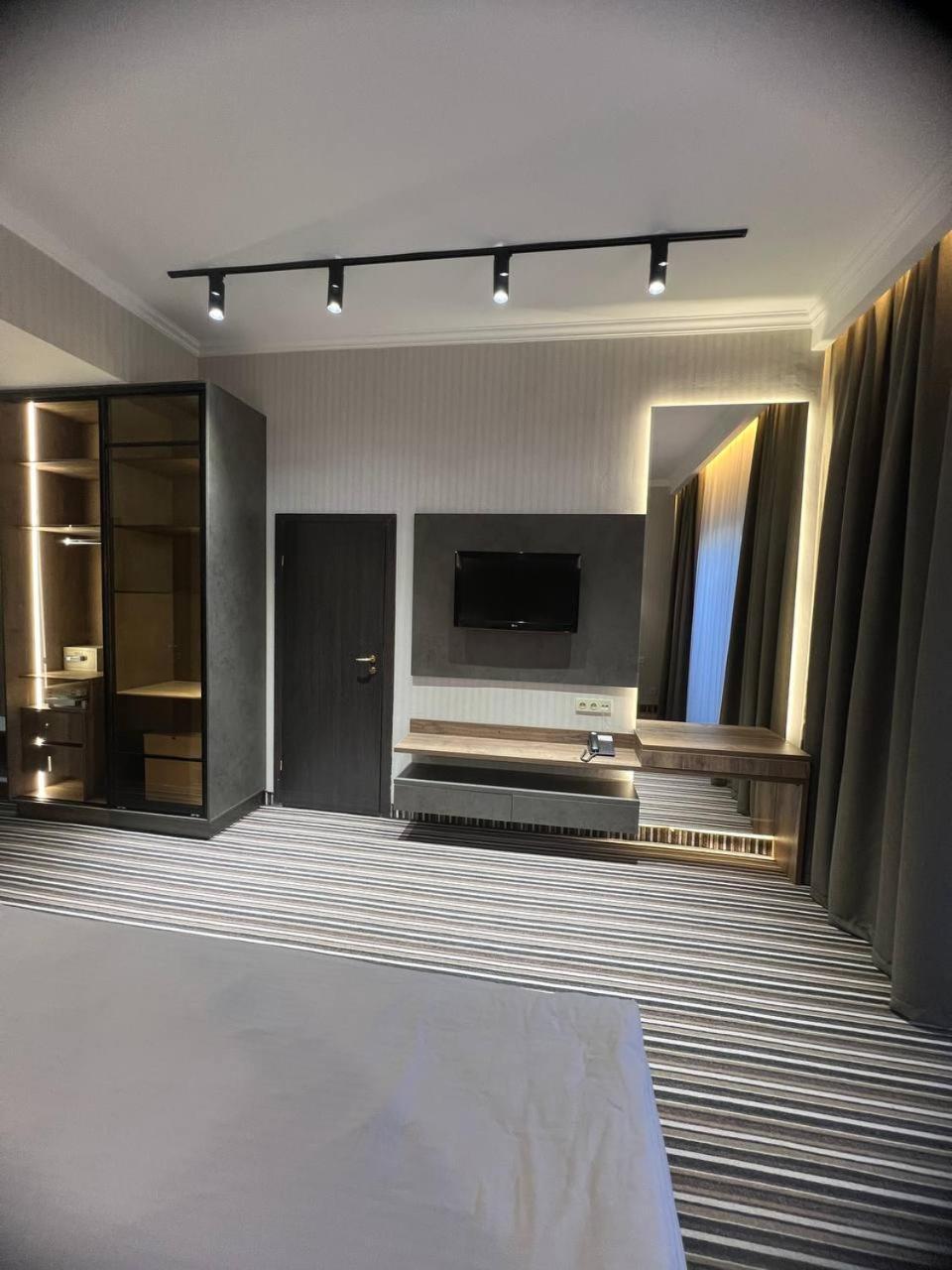 Sapar Standart Hotel Simkent Buitenkant foto