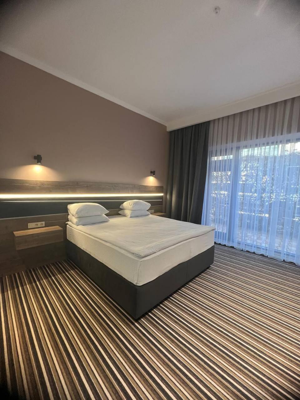 Sapar Standart Hotel Simkent Buitenkant foto