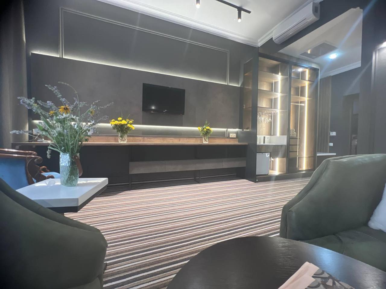 Sapar Standart Hotel Simkent Buitenkant foto