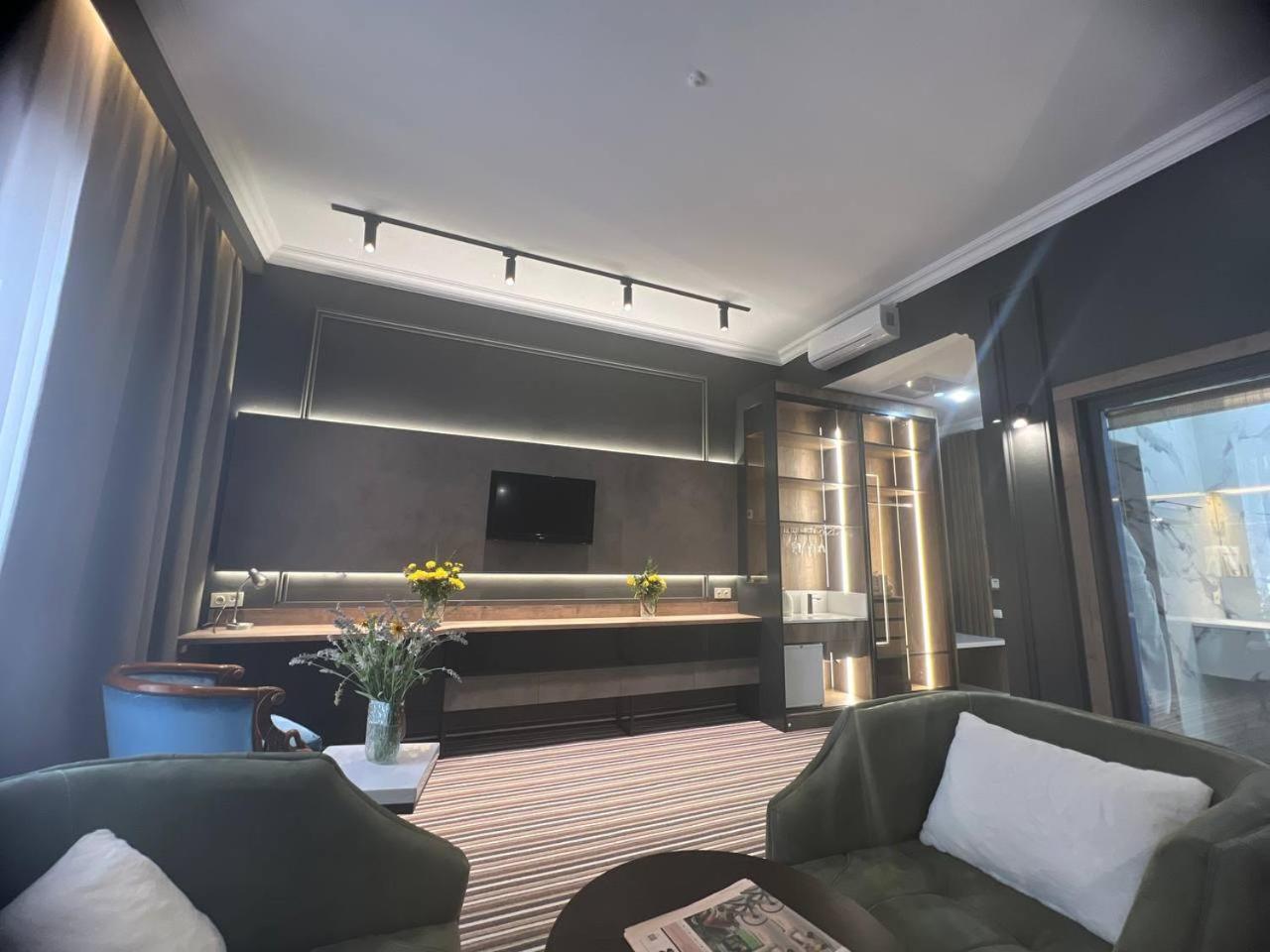 Sapar Standart Hotel Simkent Buitenkant foto