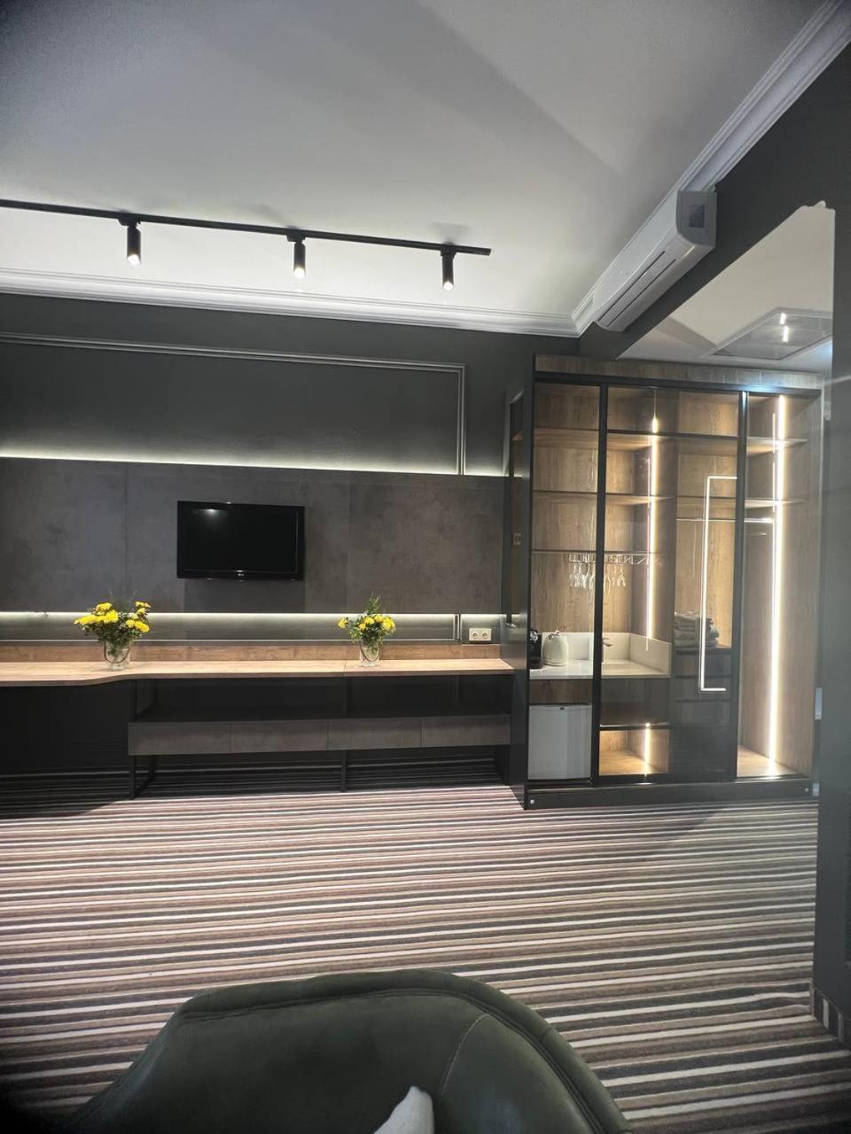 Sapar Standart Hotel Simkent Buitenkant foto