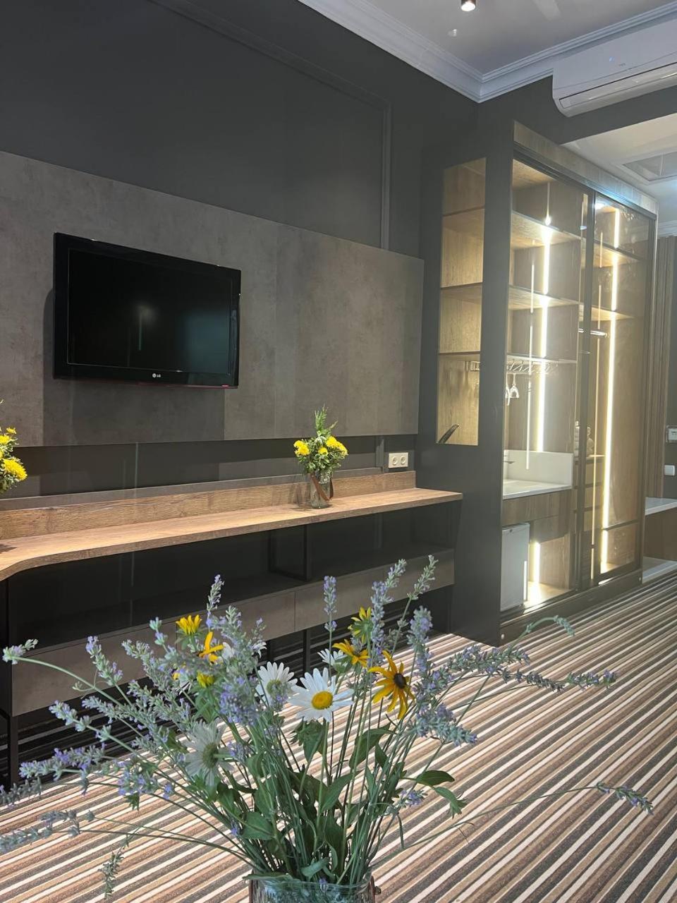 Sapar Standart Hotel Simkent Buitenkant foto